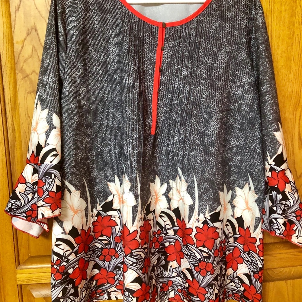 Adorable flowy flowered top